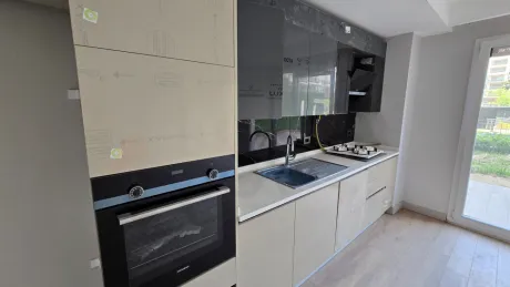 Modern ve şık tasarımlı, geniş tezgahlı mutfak alanı.