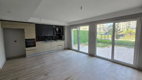 Modern tasarımlı, geniş ve aydınlık mutfak alanı.