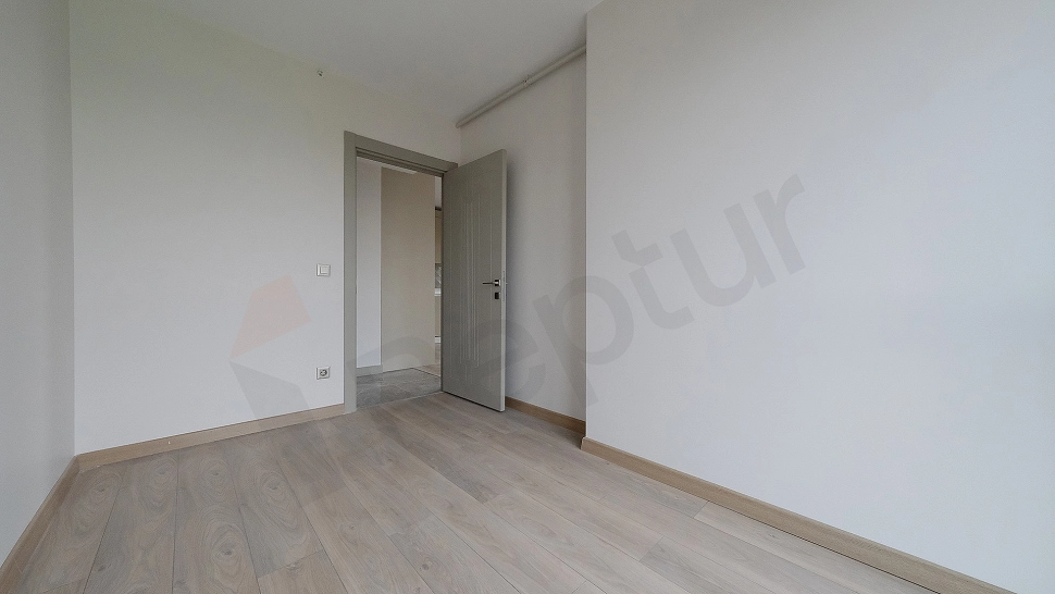 Zeytinburnu'nda satılık eşyasız 2+1 daire yatak odası.