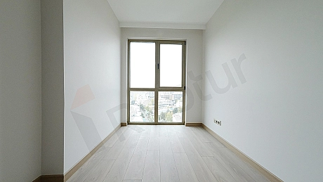 Aydınlık ve ferah yatak odası.