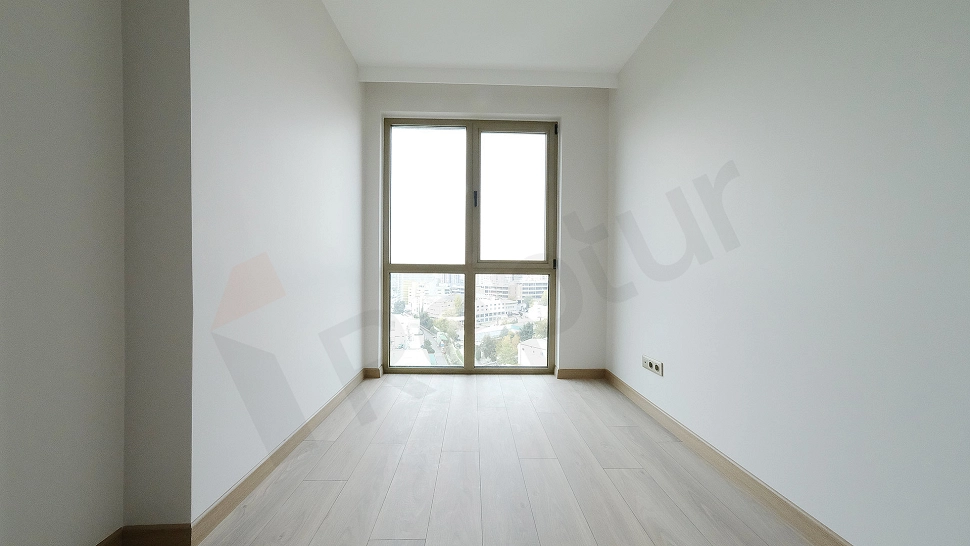 Aydınlık ve ferah yatak odası.