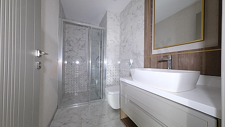 Modern tasarımlı bir banyo.