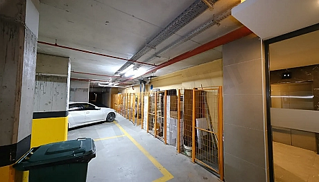 Zeytinburnu'nda kapalı otopark alanı görseli.