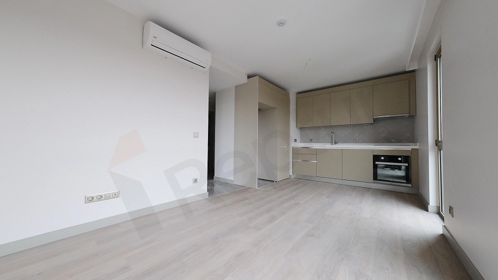 Modern mutfak tezgahı ve dolapları