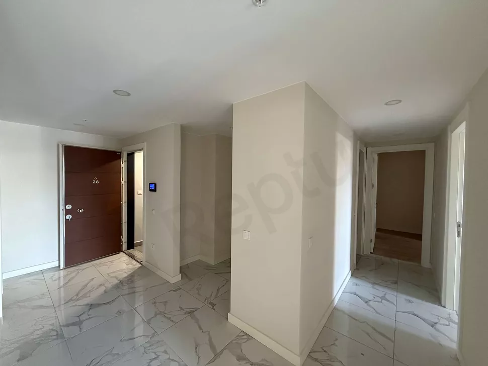Modern ve geniş bir daire koridorunun iç mekan görünümü.