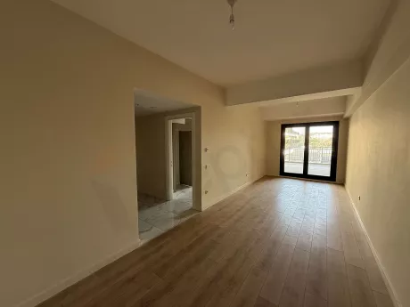 Modern mimariye sahip, geniş ve aydınlık oturma odası alanı.