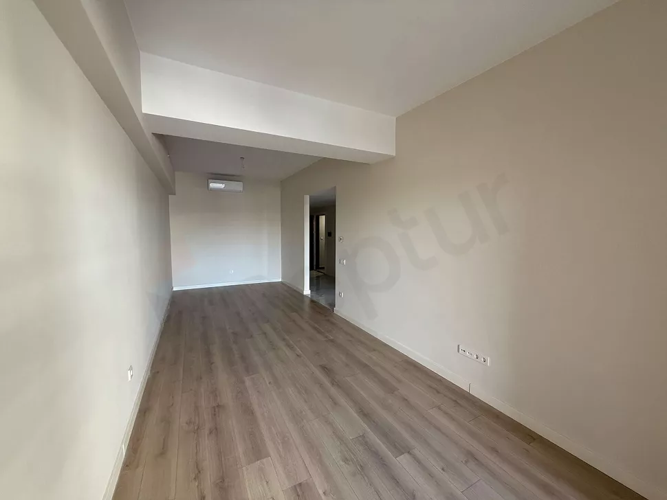 Modern mimariye sahip, geniş pencereli ve ferah bir oturma odası görünümü.