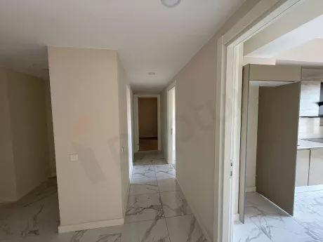 Modern tasarımlı, geniş ve aydınlık bir daire koridoru.