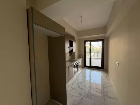 Modern tasarımlı, geniş ve aydınlık mutfak alanı.