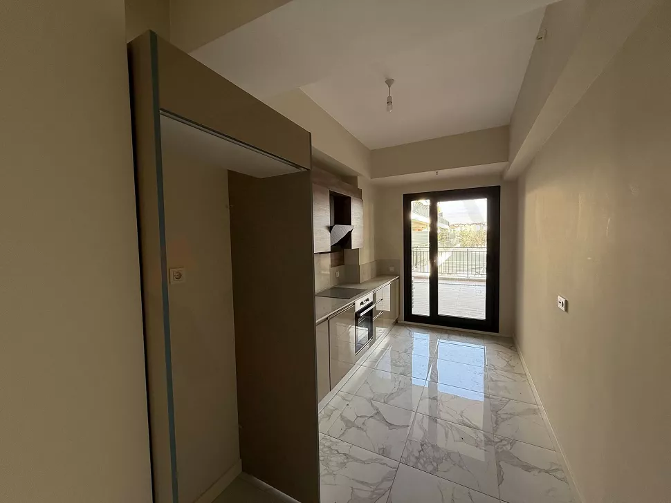 Modern tasarımlı, geniş ve aydınlık mutfak alanı.