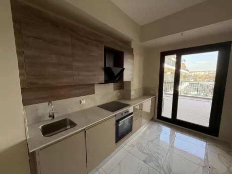 Modern tasarımlı, geniş ve aydınlık bir mutfak alanı.