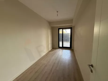 Geniş pencereli, gün ışığı alan modern ve ferah yatak odası iç mekanı.
