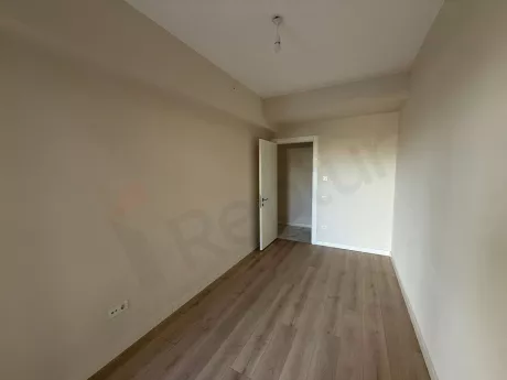Modern ve geniş bir dairenin aydınlık yatak odası görseli.