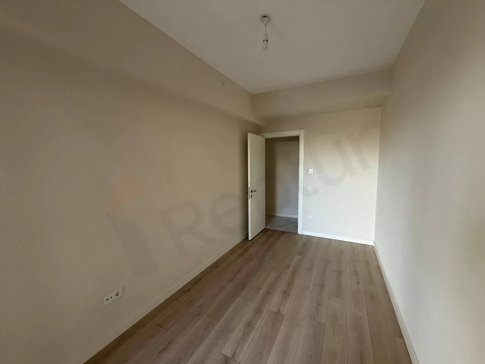 Modern ve geniş bir dairenin aydınlık yatak odası görseli.