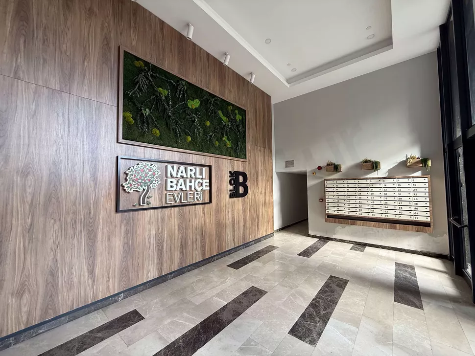 Modern ve geniş bir apartman lobisi tasarımı