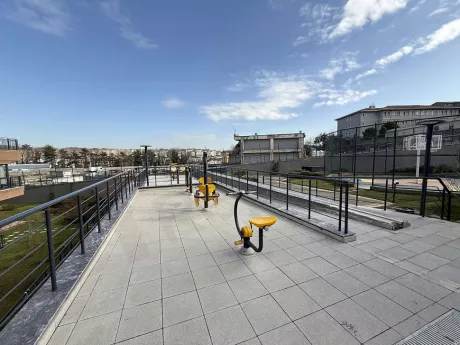 Site bahçesinde yer alan, çeşitli oyun düzeneklerine ve güvenli zemine sahip modern çocuk parkı alanı.