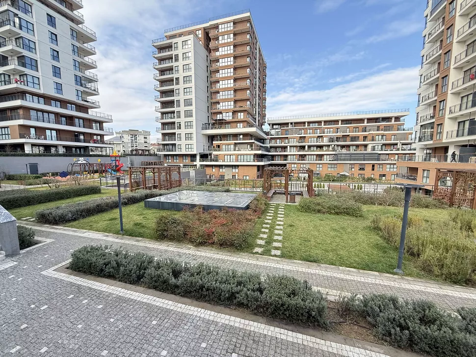Modern bir apartman dairesine ait geniş ve ferah açık hava teras alanı.