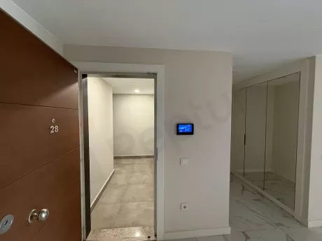 Modern bir dairenin giriş kapısı ve antre bölümü görünümü.