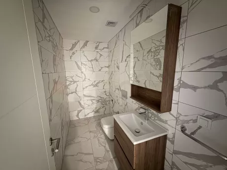 Modern ve geniş bir banyonun iç mekan görünümü.
