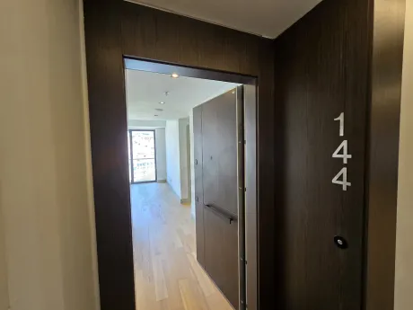 Modern bir binada yer alan geniş ve aydınlık daire giriş holü.