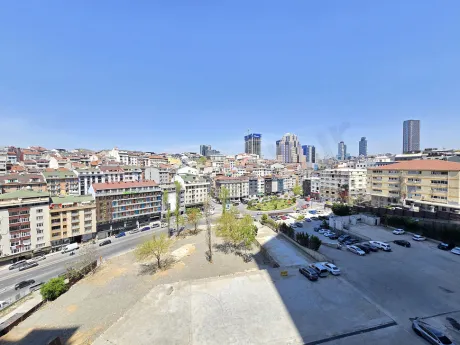 Şişli'de yer alan bir binadan görünen geniş ve panoramik şehir manzarası.