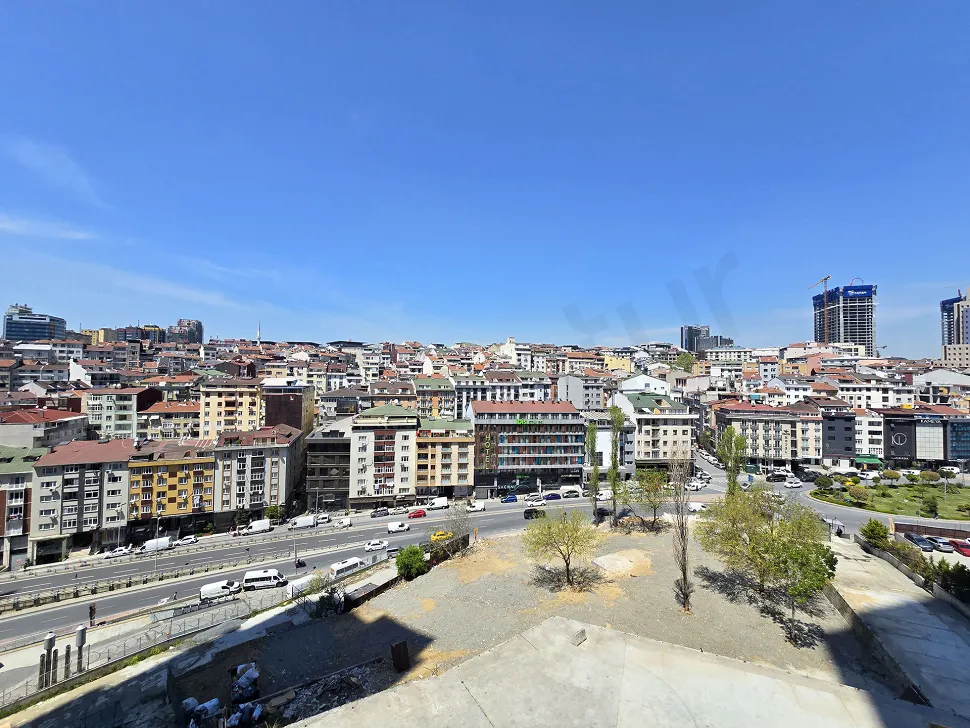 Şişli'deki modern bir binadan görünen panoramik şehir manzarası.