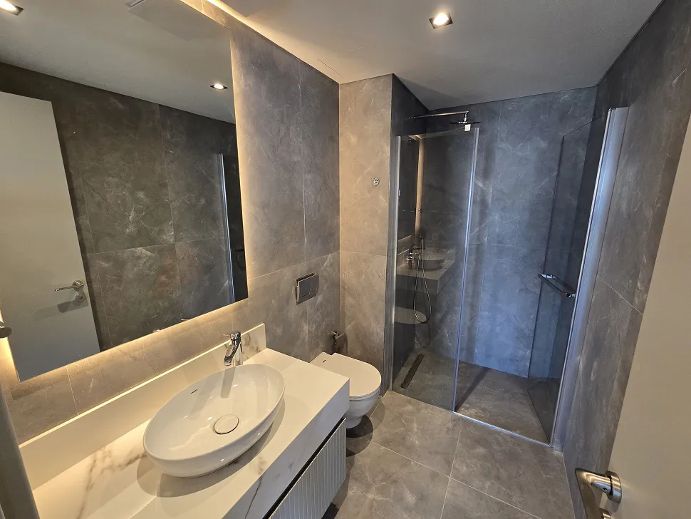 Şişli'deki lüks dairenin modern ve şık tasarımlı banyo iç mekanı.