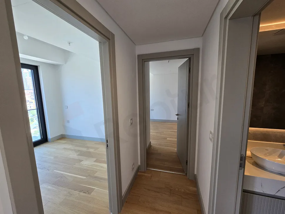 Modern tasarımlı daire içi merdiven detayı