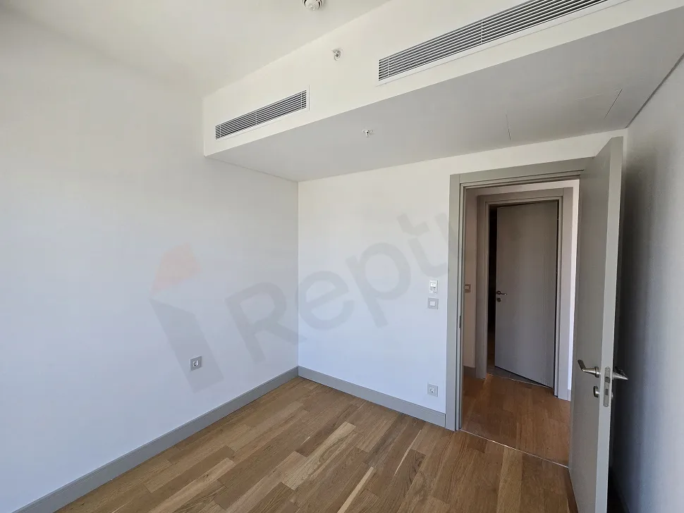 Modern ve geniş tasarıma sahip gün ışığı alan yatak odası görseli.
