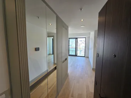 Modern tasarımlı, ahşap basamaklı şık daire içi merdiven.
