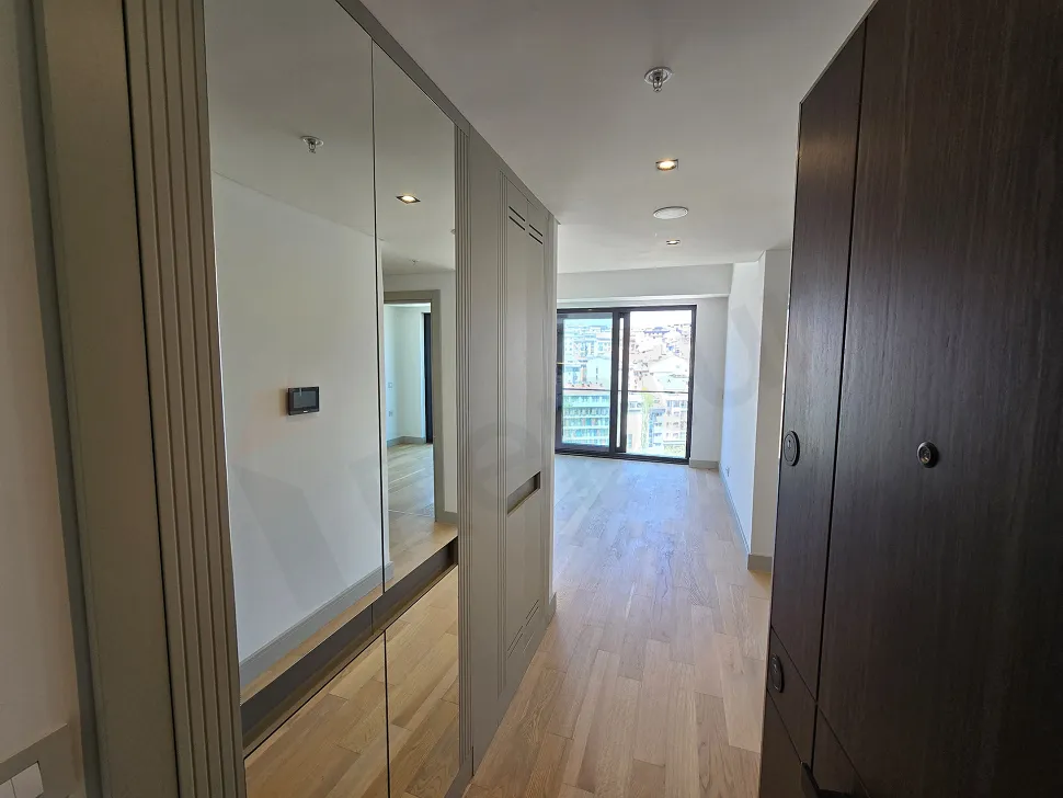 Modern tasarımlı, ahşap basamaklı şık daire içi merdiven.