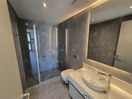 Modern tasarıma sahip, şık ve geniş bir banyo iç mekanı.