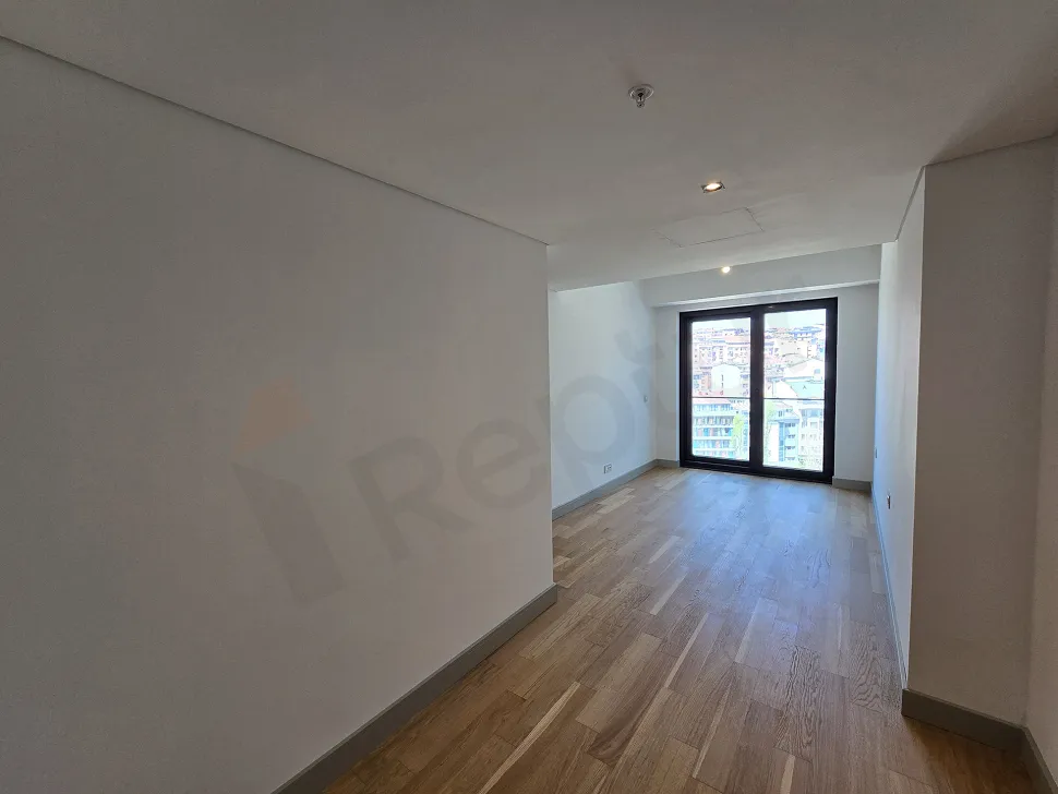Şişli'de modern bir projede yer alan geniş ve aydınlık yatak odası alanı.