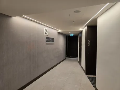 Modern ve lüks bir rezidansın geniş ve şık tasarımlı lobi alanı