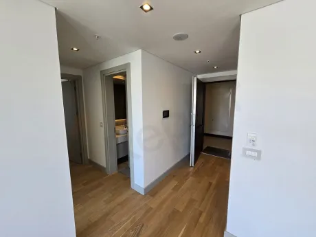 Modern bir dairenin giriş kapısı ve antre alanı.