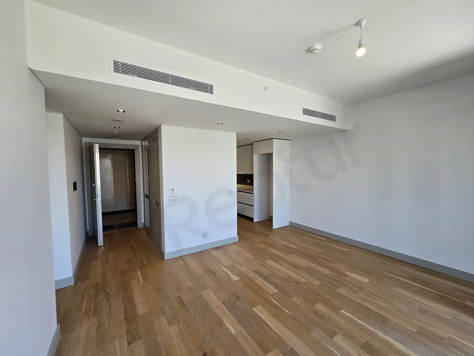 Modern iç mimari ile tasarlanmış daire içi merdiven ve basamak detayları.