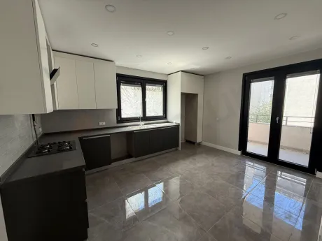 Modern tasarımlı, geniş ve aydınlık bir mutfak alanı