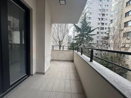 İstanbul Kadıköy'de şehir manzaralı, modern cam korkuluklu ve geniş zeminli balkon.