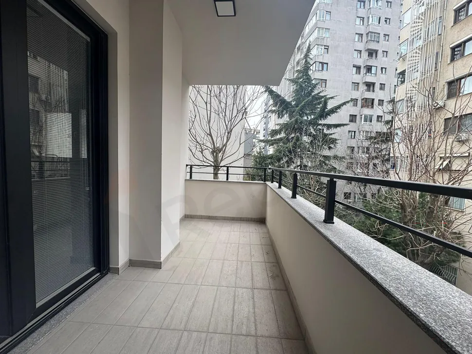 İstanbul Kadıköy'de şehir manzaralı, modern cam korkuluklu ve geniş zeminli balkon.
