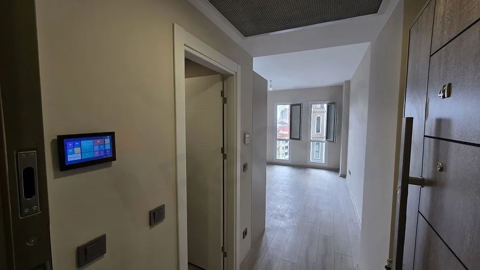 Bir apartman dairesinin modern giriş kapısı ve antre alanı.