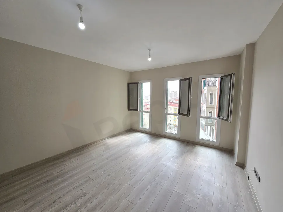 Modern ve geniş bir stüdyo dairenin aydınlık oturma odası alanı.
