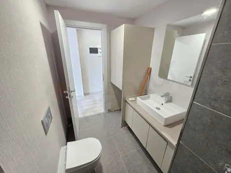 Modern banyo tasarımı ve seramik döşeme detayları.