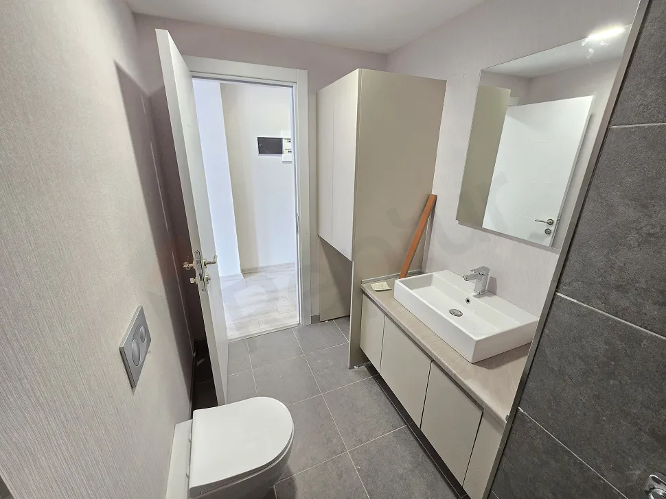 Modern banyo tasarımı ve seramik döşeme detayları.