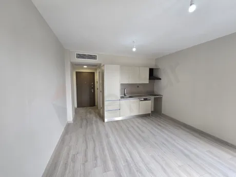 Modern ve işlevsel bir tasarıma sahip açık plan mutfak görünümü.