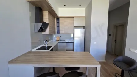Modern tasarımlı mutfak dolapları ve tezgah alanı