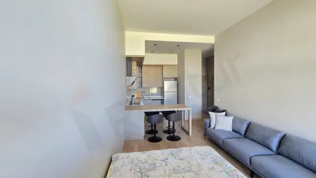 Beylikdüzü'nde bir dairenin modern mimariye sahip, geniş ve aydınlık oturma odası alanı.