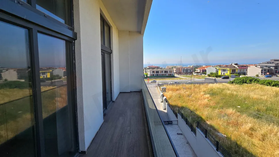 İstanbul Beylikdüzü'nde modern bir rezidans dairesinin deniz ve şehir manzaralı balkonu.