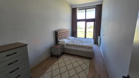 Beylikdüzü'nde modern bir rezidans dairesinin geniş ve aydınlık yatak odası alanı.