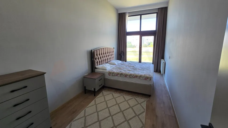 Beylikdüzü'nde modern bir rezidans dairesinin geniş ve aydınlık yatak odası alanı.