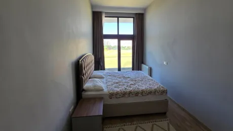 Modern mimariye sahip, geniş ve aydınlık bir yatak odası iç mekanı.